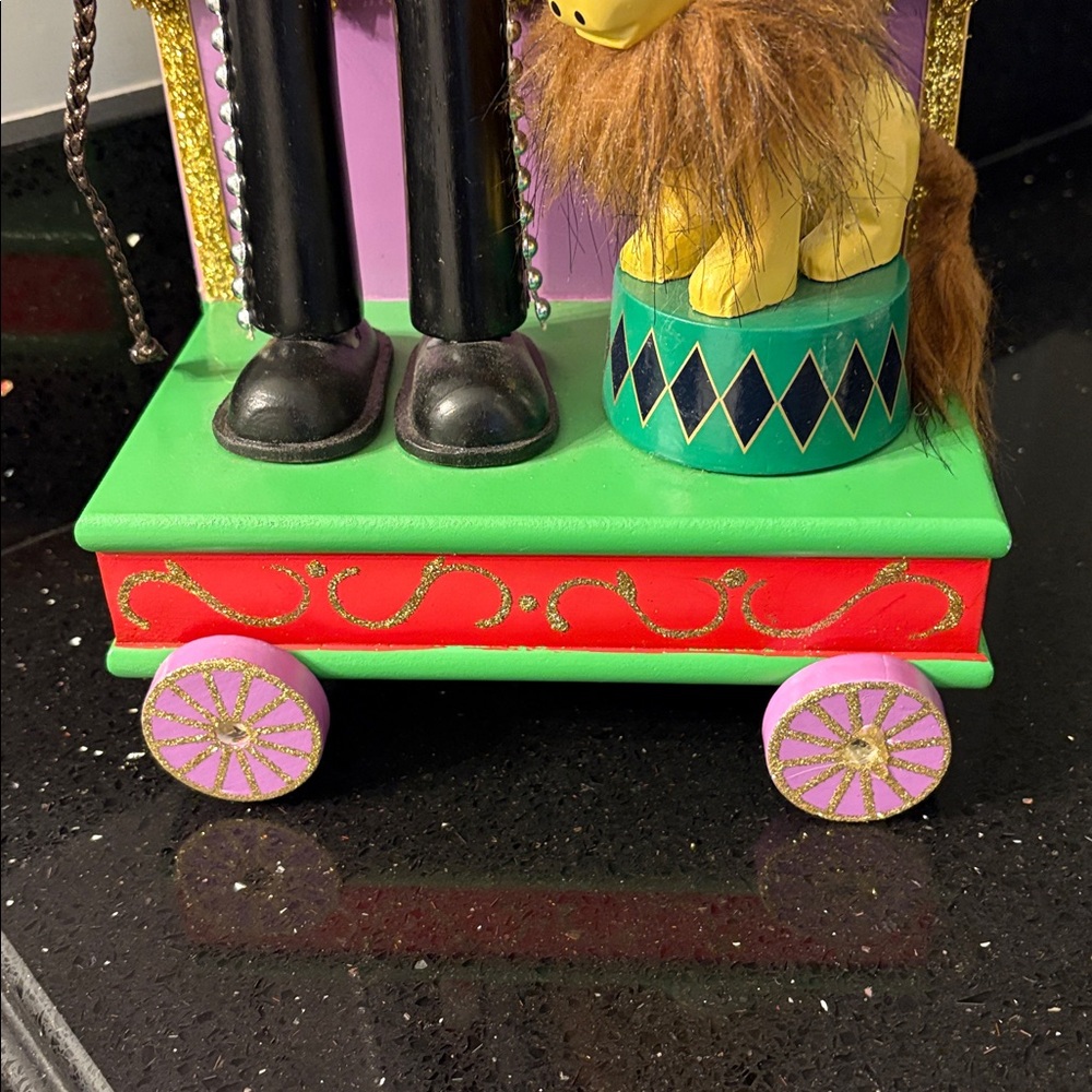 19” Christmas Circus Ringleader Lion Tamer Nutcracker w Lion and Big Top Vintage - Picture 12 of 13